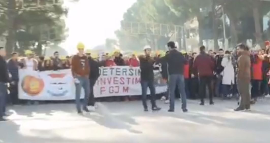 VIDEO/Studentët më të bashkuar se kurrë, marshojnë drejt Ministrisë së Arsimit: Afati i fundit për Ramën