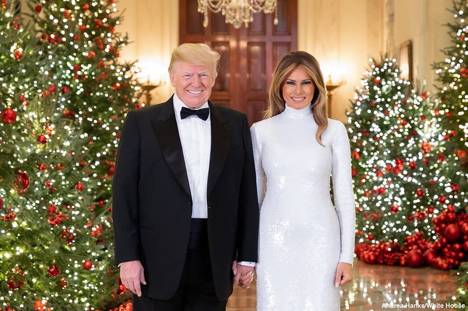 FOTO/Trump dhe zonja e tij na njohin me zbukurimin e Shtëpisë së Bardhë për festat