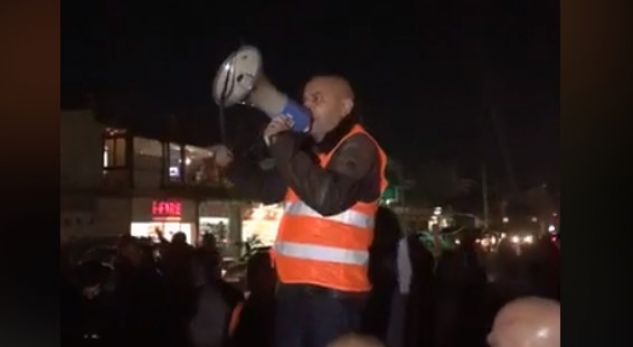 VIDEO/ Vijon protesta tek “Astiri”: “Nëse makineritë afrohen do t’i djegim me benzinë…”