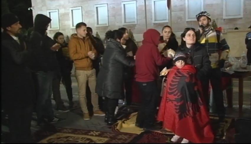 Zonja prek me gjestin , i sjell ushqim studentëve te kryeministria