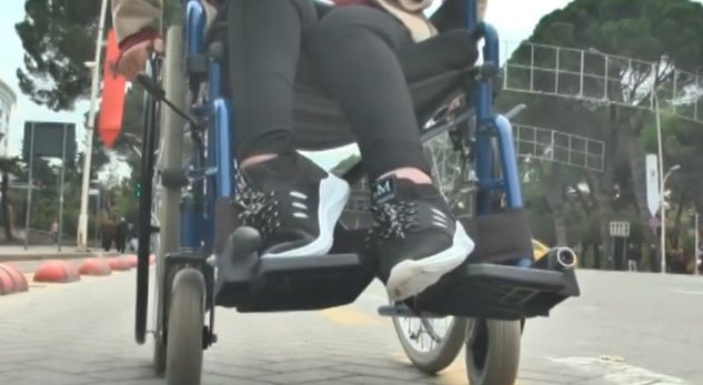 “Shumë herë kam tentuar të vras veten!” Historia e vajzës që mjekësia e la pa këmbë