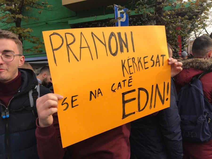 FOTO/’Naim, Gjergj, Migjen.. do ndryshojmë Shqipërinë, ju japim fjalën’…, pankartat më pikante të studentëve