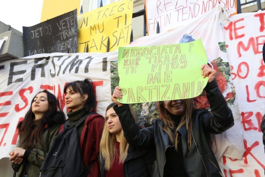 FOTO/’Naim, Gjergj, Migjen.. do ndryshojmë Shqipërinë, ju japim fjalën’…, pankartat më pikante të studentëve