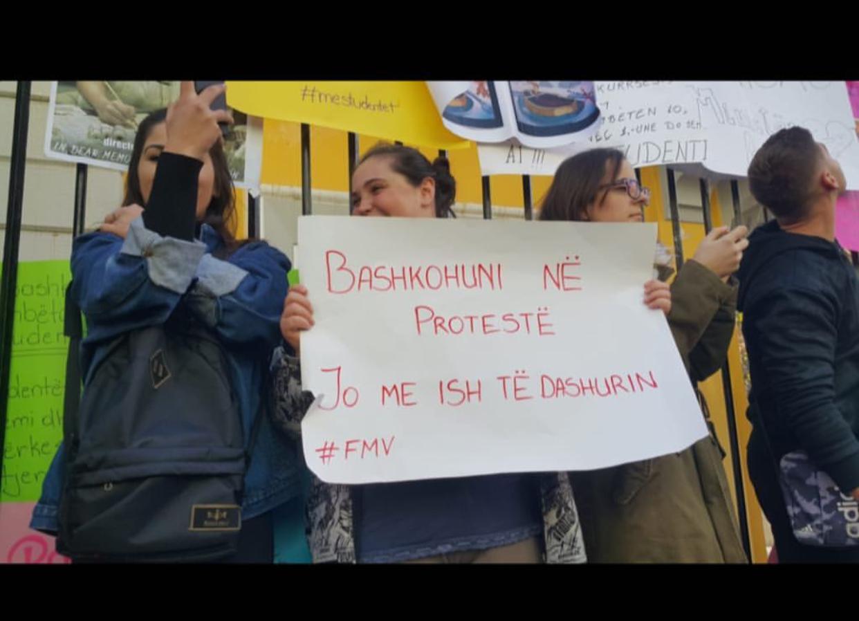 FOTO/’Naim, Gjergj, Migjen.. do ndryshojmë Shqipërinë, ju japim fjalën’…, pankartat më pikante të studentëve