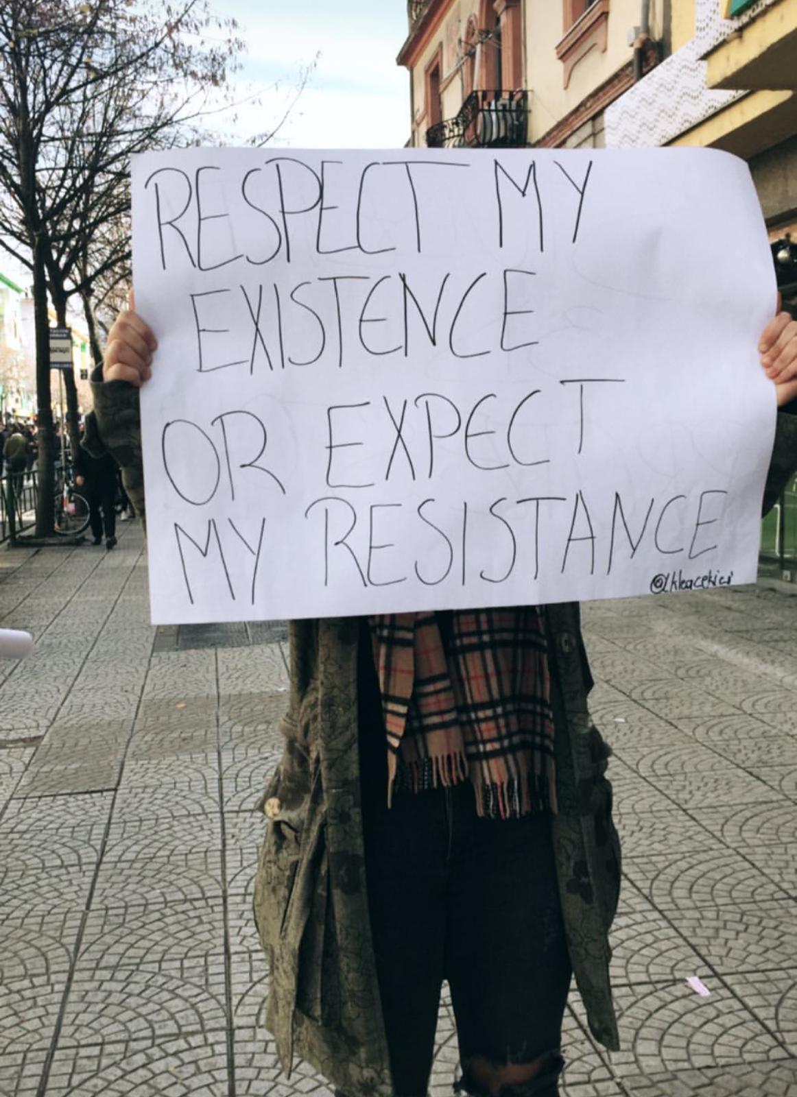 FOTO/’Naim, Gjergj, Migjen.. do ndryshojmë Shqipërinë, ju japim fjalën’…, pankartat më pikante të studentëve