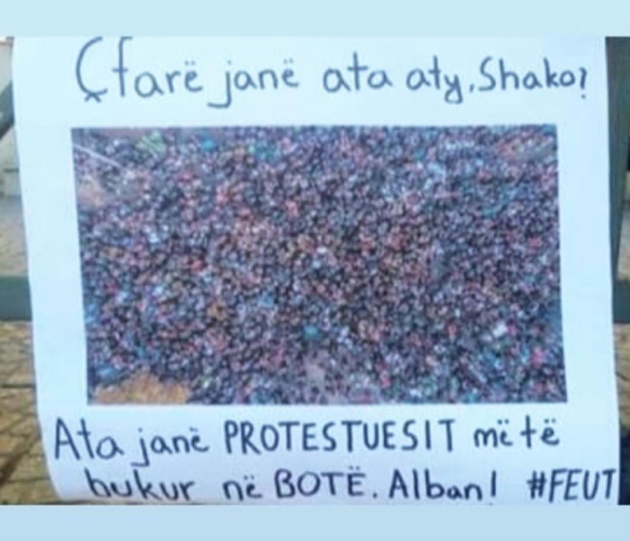 FOTO/’Naim, Gjergj, Migjen.. do ndryshojmë Shqipërinë, ju japim fjalën’…, pankartat më pikante të studentëve