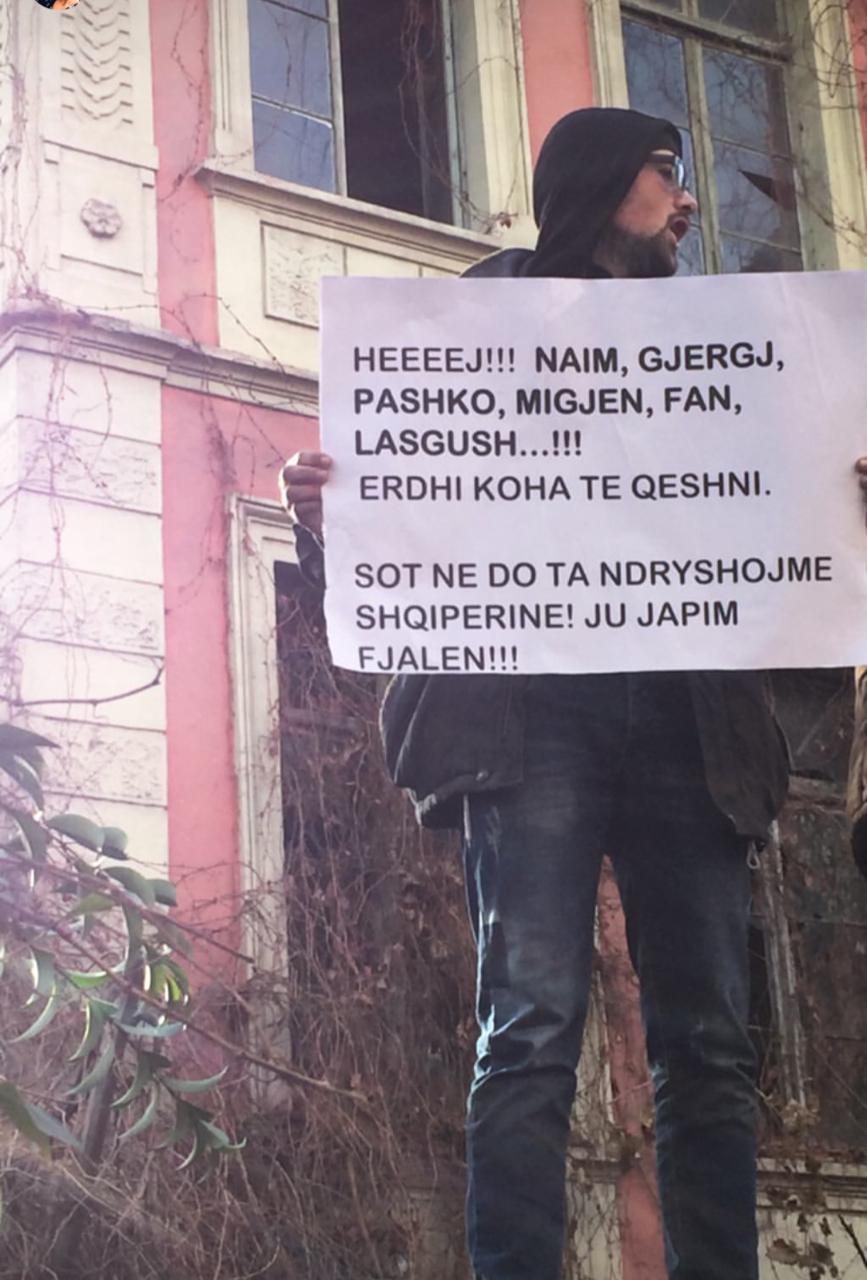 FOTO/’Naim, Gjergj, Migjen.. do ndryshojmë Shqipërinë, ju japim fjalën’…, pankartat më pikante të studentëve