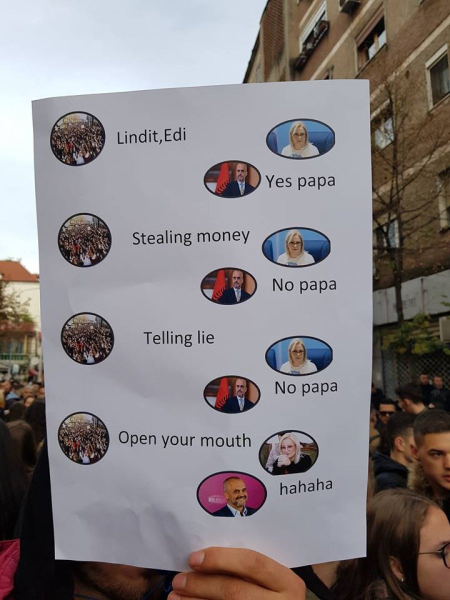 FOTO/’Naim, Gjergj, Migjen.. do ndryshojmë Shqipërinë, ju japim fjalën’…, pankartat më pikante të studentëve