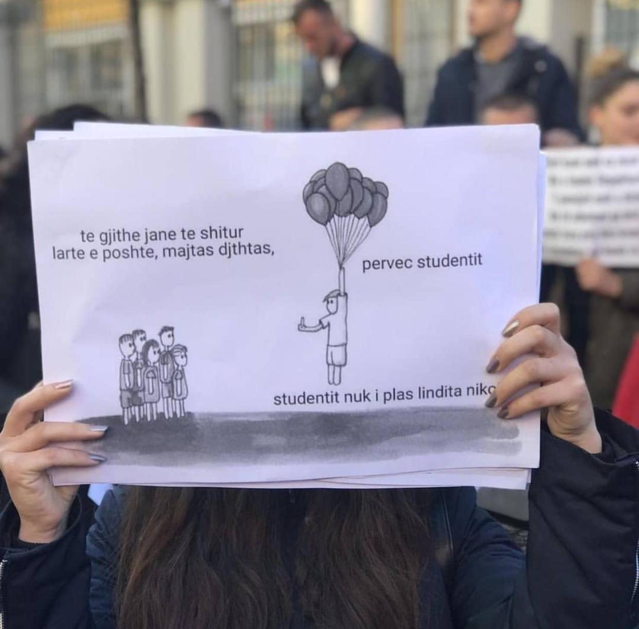FOTO/’Naim, Gjergj, Migjen.. do ndryshojmë Shqipërinë, ju japim fjalën’…, pankartat më pikante të studentëve