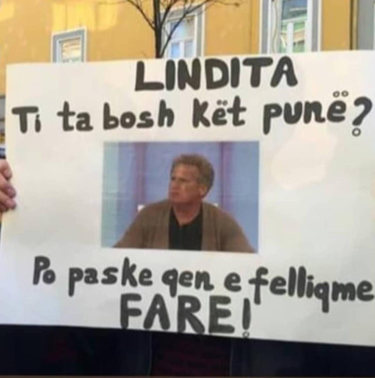 FOTO/’Naim, Gjergj, Migjen.. do ndryshojmë Shqipërinë, ju japim fjalën’…, pankartat më pikante të studentëve