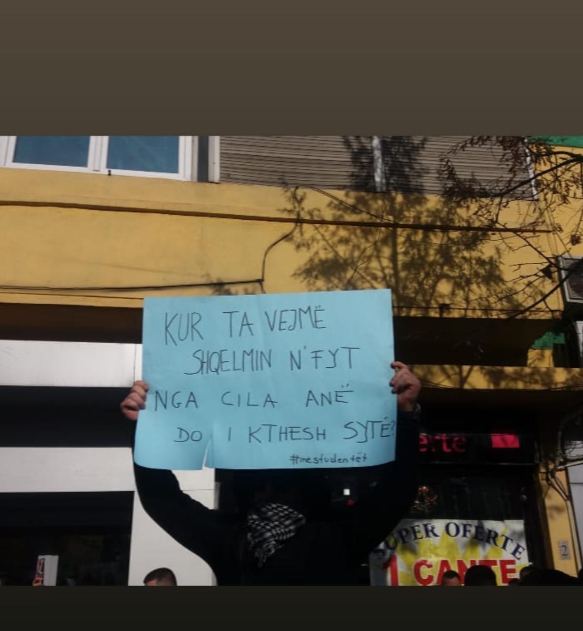 FOTO/’Naim, Gjergj, Migjen.. do ndryshojmë Shqipërinë, ju japim fjalën’…, pankartat më pikante të studentëve