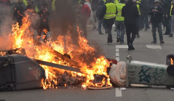 Çfarë po ndodh në Paris, tymi i zi mbulon kullën Eiffel