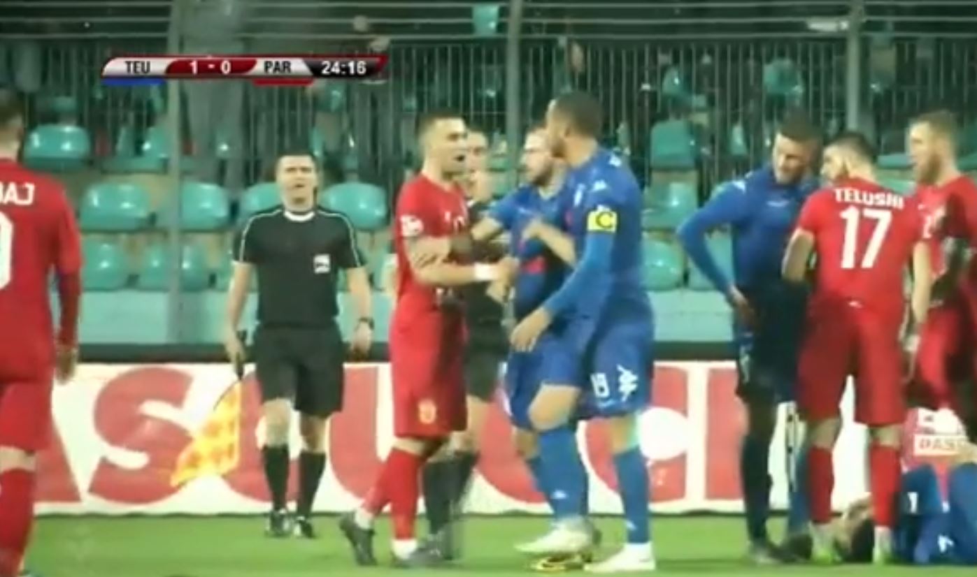 VIDEO/ “Plas” grushti te Teuta-Partizani , arbitri shijon “shfaqjen”