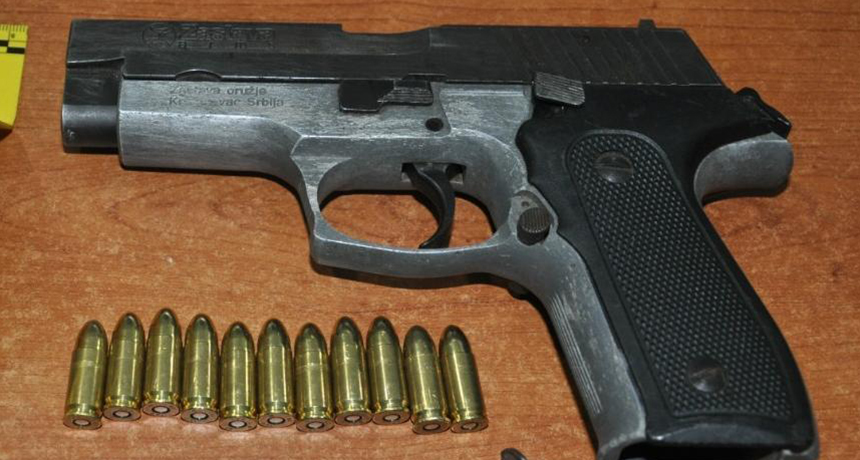 EMRI/I lirë dhe me armë zjarri, arrestohet 22-vjeçari në Elbasan