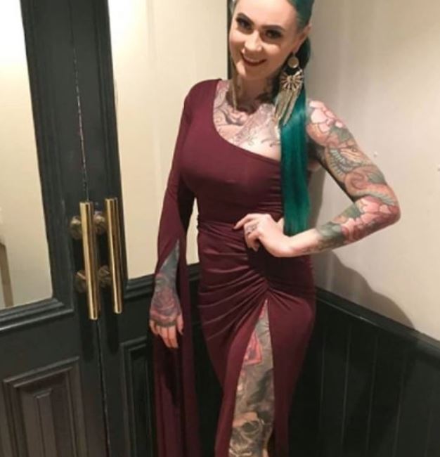 FOTO/E mbuluar në të gjithë trupin me tatuazhe, mjeken e përzënë nga restoranti