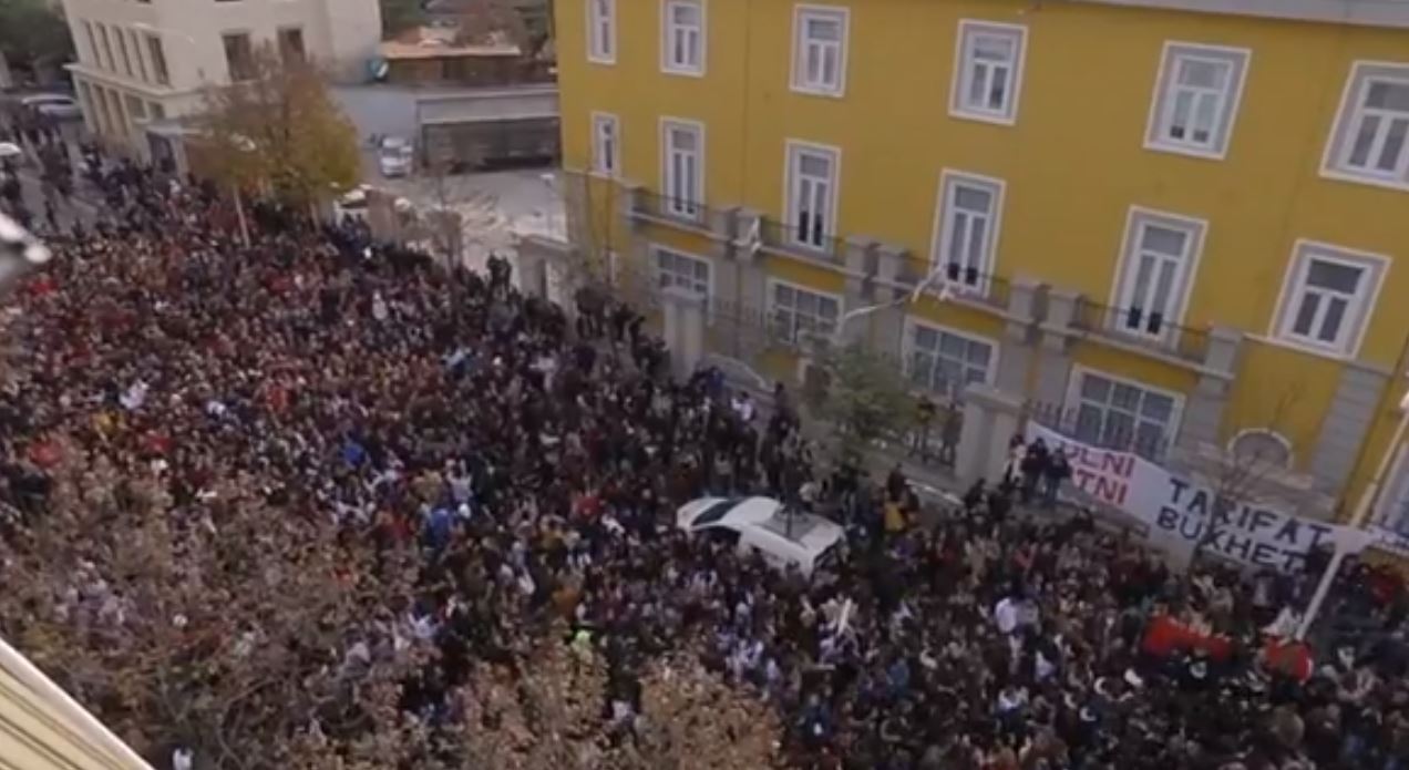 VIDEO-LIVE/’Lindita Nikolla dil në bulevard’, protesta madhështore e studentëve
