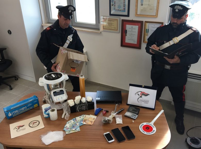 Policia kap magazinierin shqiptar të drogës, plagosi edhe një polic