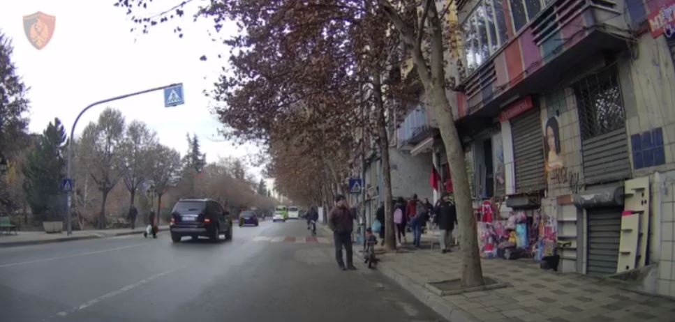 VIDEO/’Njollatë zeza’, policia rrugore nuk i ndal monitorimet, 67 shoferë në vëzhgim