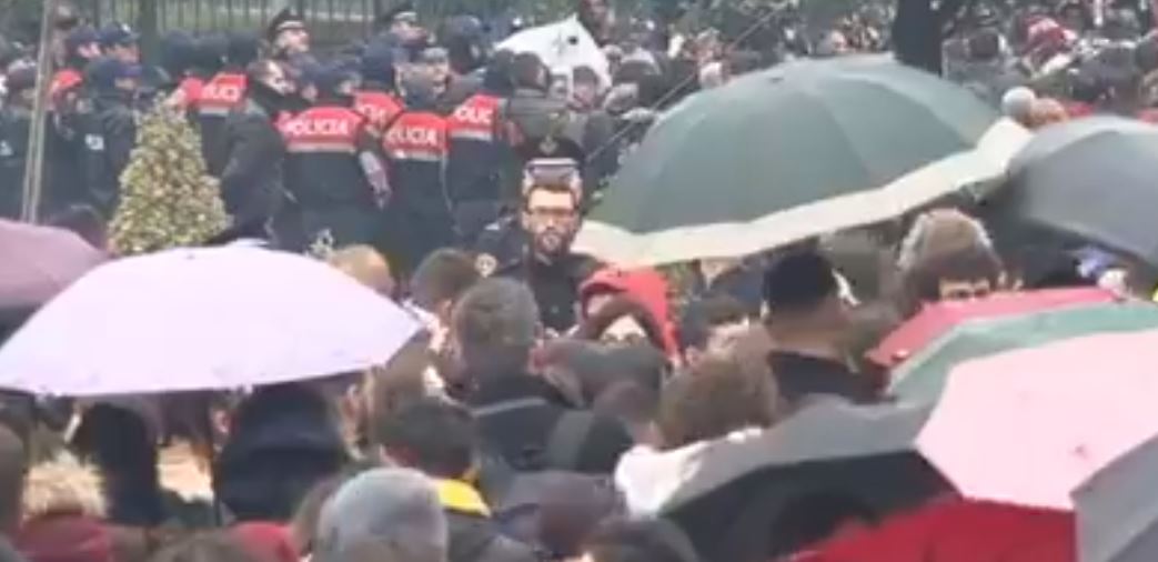 Tensionohet situata, studentët përplasen me policinë: Mos na provokoni