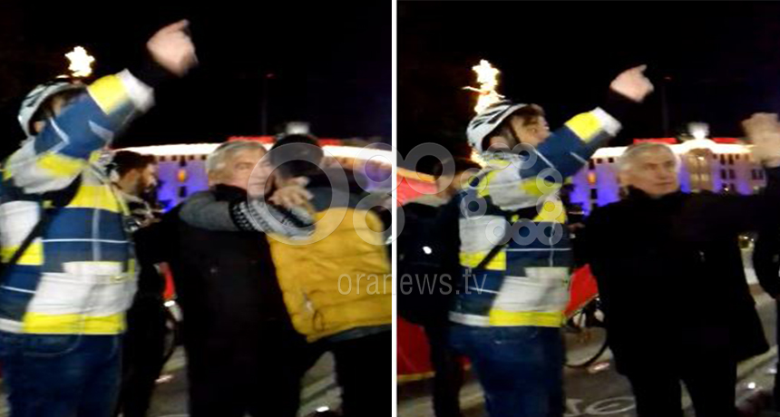 VIDEO/ Profesori shpërndan ushqim për studentët përpara Kryeministrisë