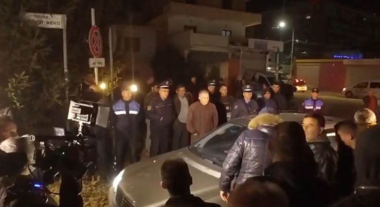 VIDEO/ “O Edvin o diarre këtu i thonë Unaze e Re”, protestuesit e “Astirit” bllokojnë rrugën