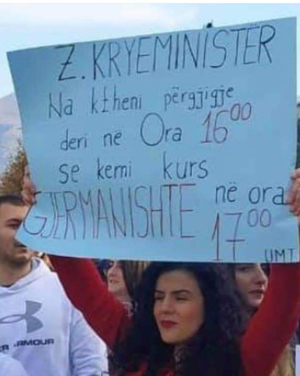 FOTO/’Naim, Gjergj, Migjen.. do ndryshojmë Shqipërinë, ju japim fjalën’…, pankartat më pikante të studentëve
