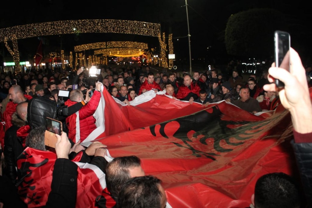 Foto/ Protesta e diasporës kerkohet formimi i Partisë Nacionaliste