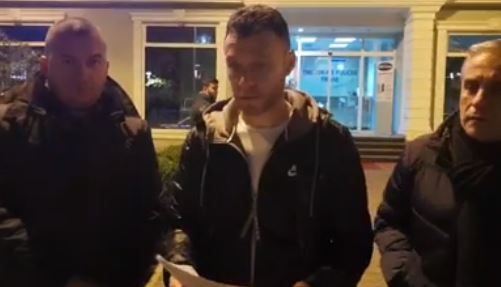 VIDEO/Protesta e Diasporës para Kryeministrisë, policia nuk jep lejë