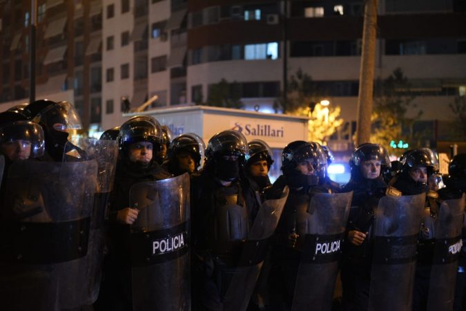 LAJMI I FUNDIT/ Banorët përplasen me policinë, shoqërohen disa protestues të Unazës së Re