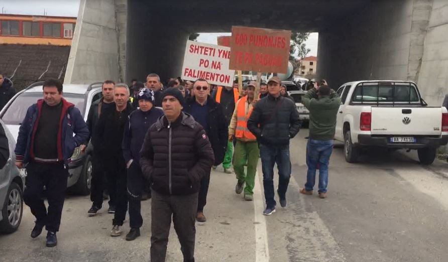 Banorët në protestë, “bllokohet” by pass-i Fier