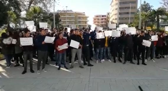 Edhe studentët në rrethe protestojnë, Elbasani dhe Durrësi i bashkohen Tiranës