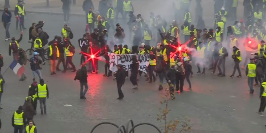 VIDEO-LIVE/Rritja e çmimit të karburantit, përleshje mes protestuesve dhe policisë në Francë