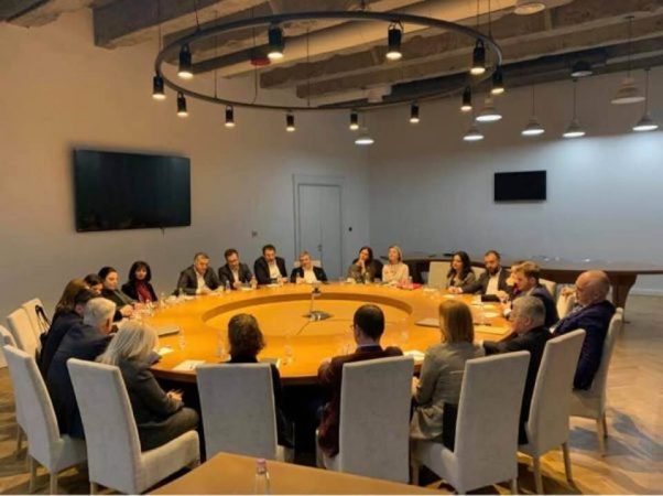 Ish-ministri ironizon qeverinë: Oh oh oh… të bashkuar rreth Tepsisë