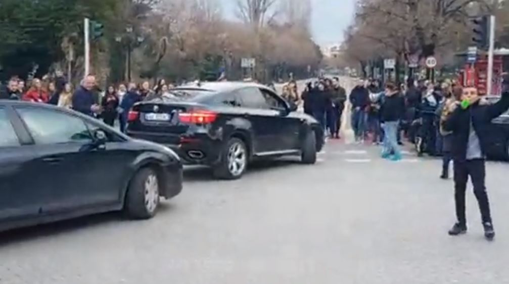 VIDEO/Kryeministri hyn ‘fshehurazi’ në auditore, studentët nuk ndalin protestën