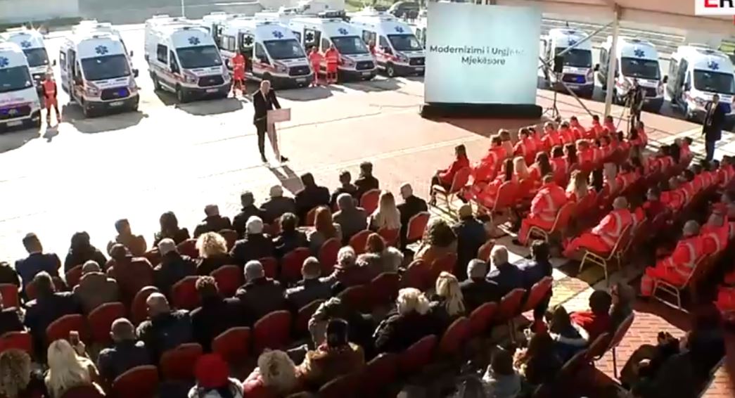 ‘Ambulancat e reja’, mesazhi i qytetarit: Edhe sa do durojmë me këto fasada të shëmtuara…