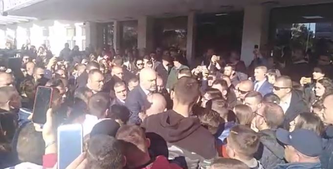 VIDEO/’Turp, Turp’ momenti kur Rama përballet me studentët, shumë prej tyre braktisin takimin