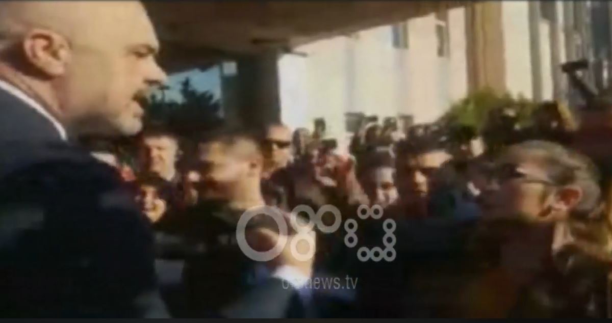 Rama shkon në Vlorë, studentët i bllokojnë hyrjen: Po takon anëtarët e partive, jo ne
