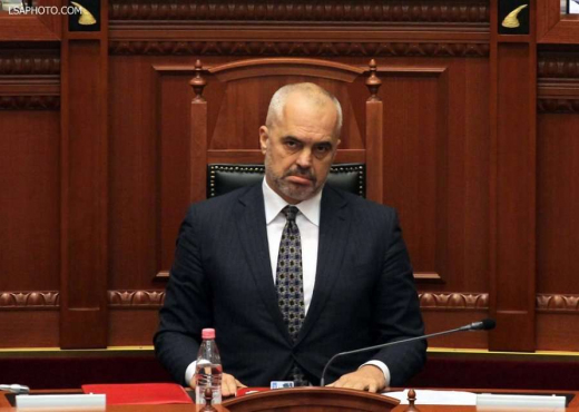 VIDEO/ Protestë e veçantë para zyrës së kryeministrit Rama