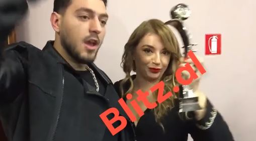 VIDEO/Fitoi çmim tek Kënga Magjike, Rovena Dilo ua dedikon studentëve në protestë