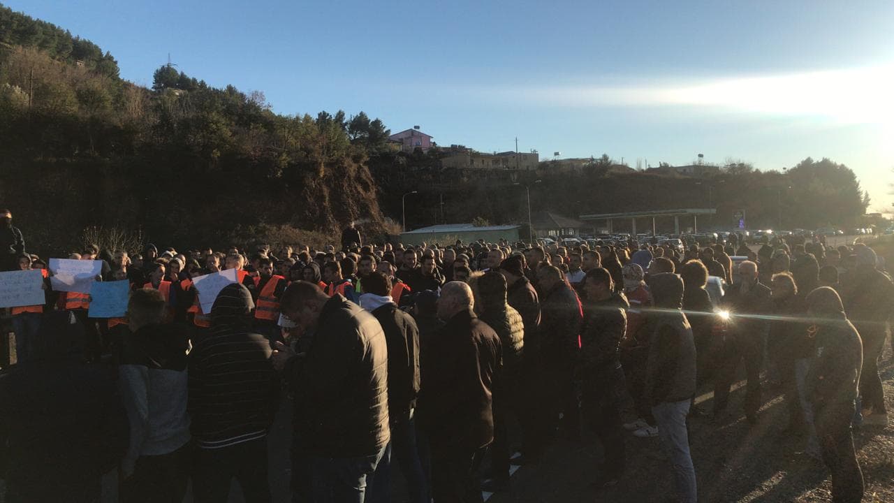 PROTESTA/ Bllokohen të gjitha akset kryesore rrugore të Shqipërisë