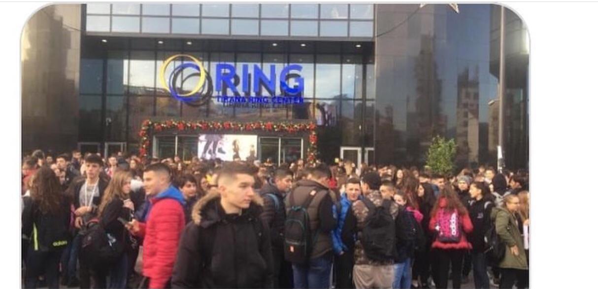 FOTO/Në mbështetje të studentëve, maturantët bojkotojnë mësimin