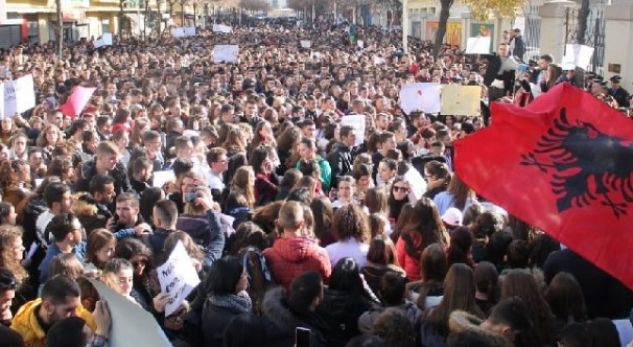 FOTO/’Naim, Gjergj, Migjen.. do ndryshojmë Shqipërinë, ju japim fjalën’…, pankartat më pikante të studentëve