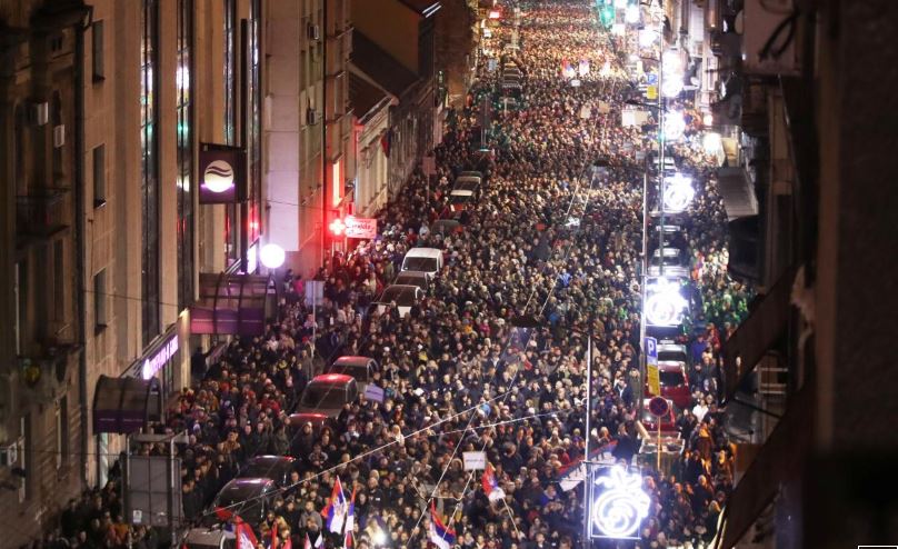 VIDEO/’Vuçiç hajdut’, shpërthejnë protestat kundër presidentit në Serbi