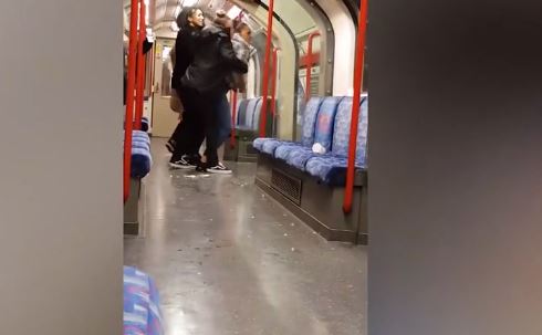 VIDEO/Sherr mes të rinjve, vajza kërcënon djemtë me shishen e thyer të verës