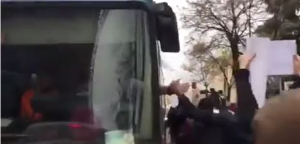 VIDEO/Gjesti i shoferit të autobusit, ndalon dhe shtrëngon duart me studentët