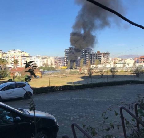 Shpërthen makina tek Kopshti Botanik, tymi mbulon gjithë rrugën