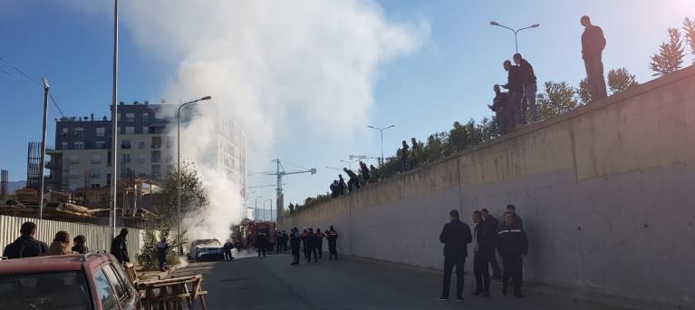Shpërthen makina tek Kopshti Botanik, tymi mbulon gjithë rrugën