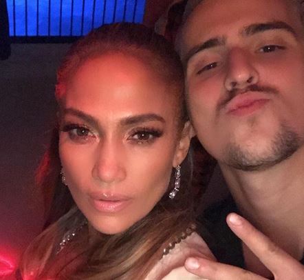 VIDEO/Këngëtari shqiptar mahnit Jennifer Lopezin me vokalin e tij: Dhurata më e bukur