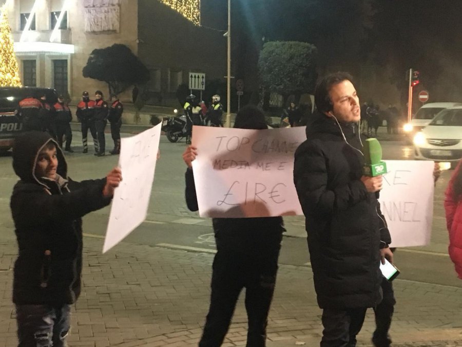 Studentët nuk i ndahen Top Channel-it, “e turpërojnë” sërish tek Kryeministria