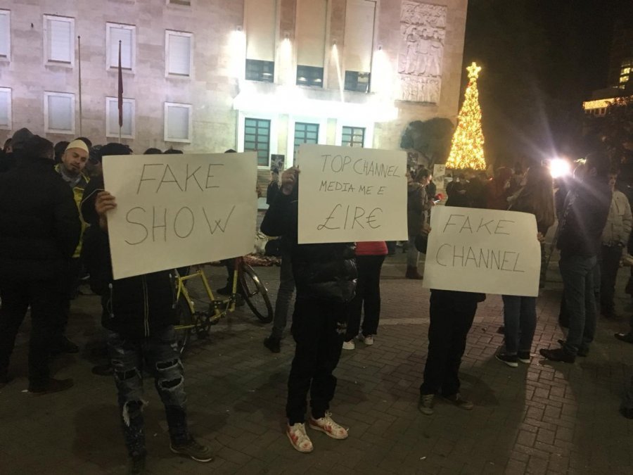 Studentët nuk i ndahen Top Channel-it, “e turpërojnë” sërish tek Kryeministria
